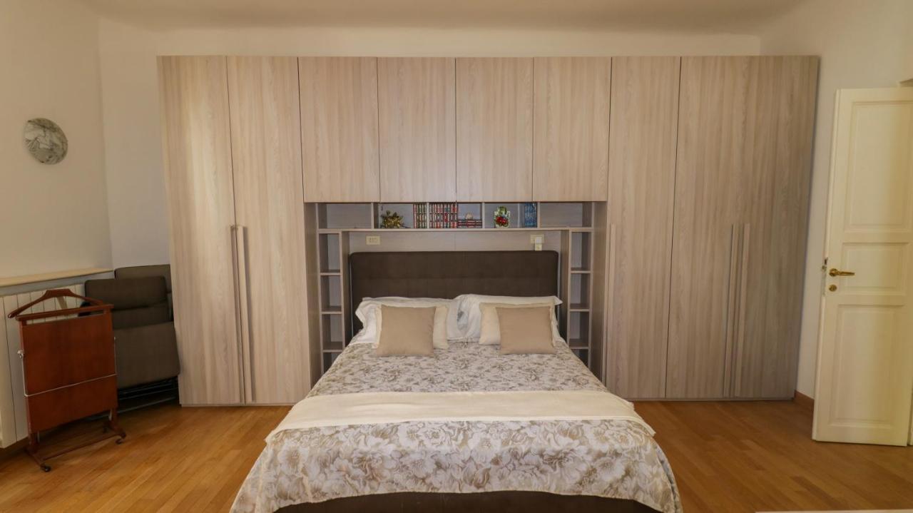Apartmán Sole, Terrazza, Centro Citta E Wi-Fi Veloce! Janov Exteriér fotografie